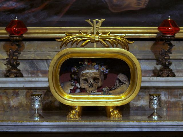Santa_Maria_in_Cosmedin_(Rome)_Skull_of_St._Valentini_._Valentini